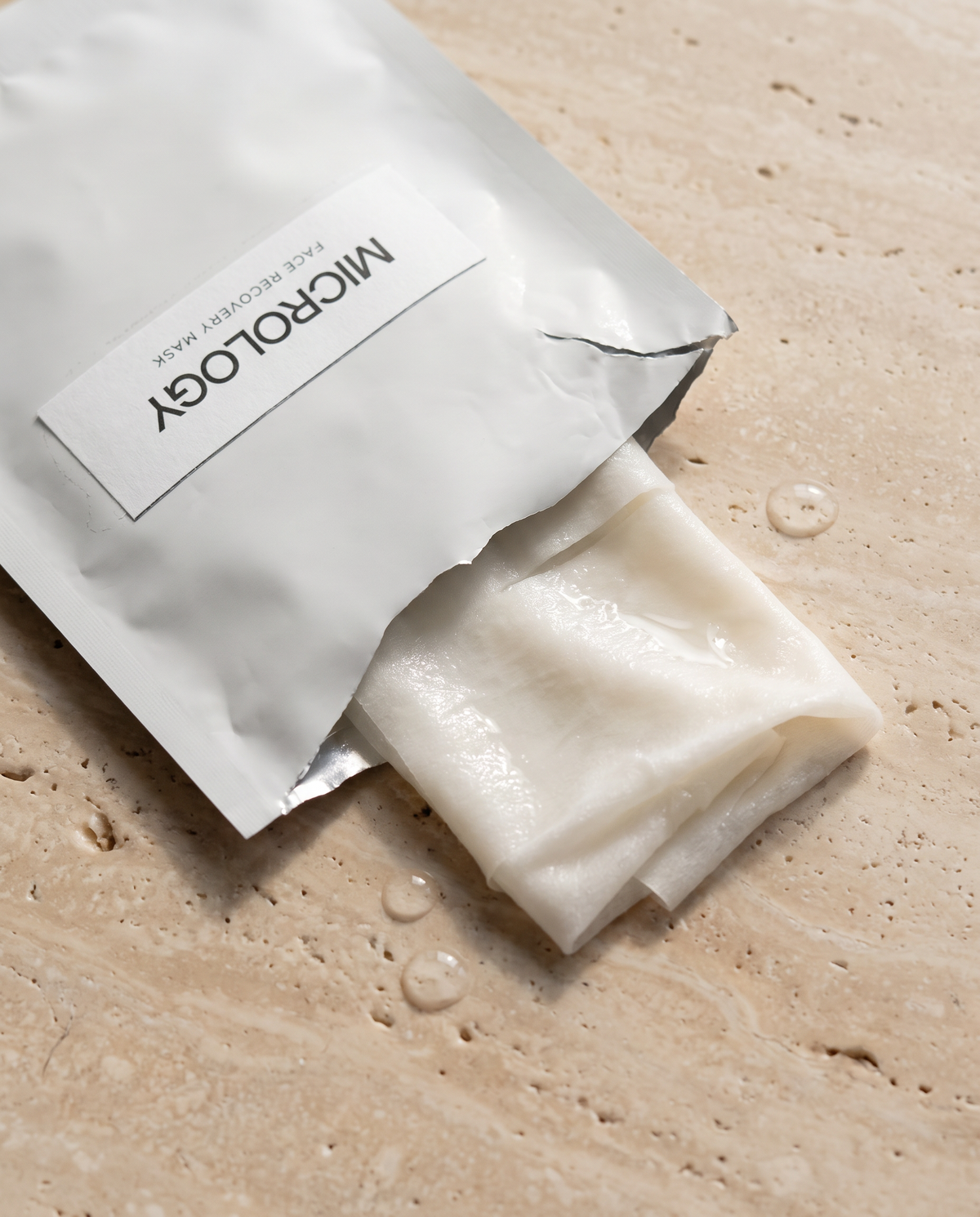 Geöffnetes Micrology Sachet mit Tuchmaske und Serum