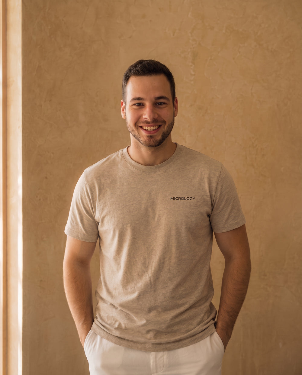 Dominik Schneider, Gründer von Micrology, im Micrology T-Shirt