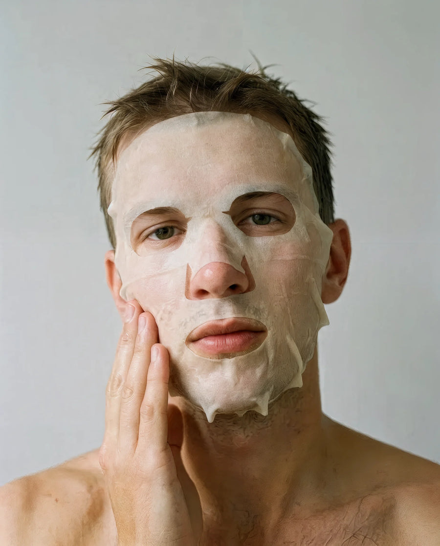 Mann mit Micrology Tuchmaske, Hand an der Wange