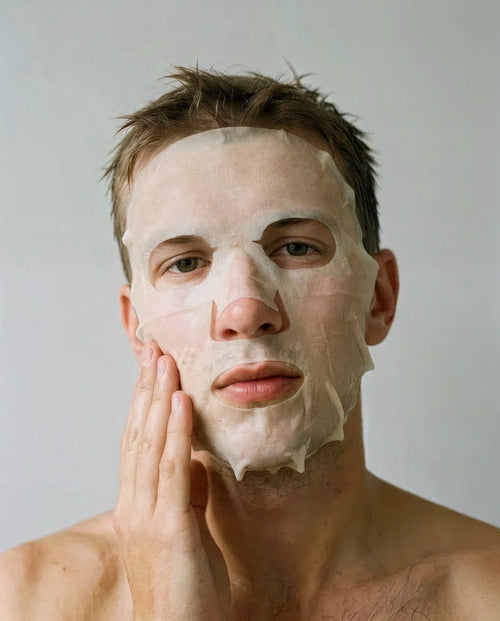 Mann mit Micrology Tuchmaske, Hand an der Wange