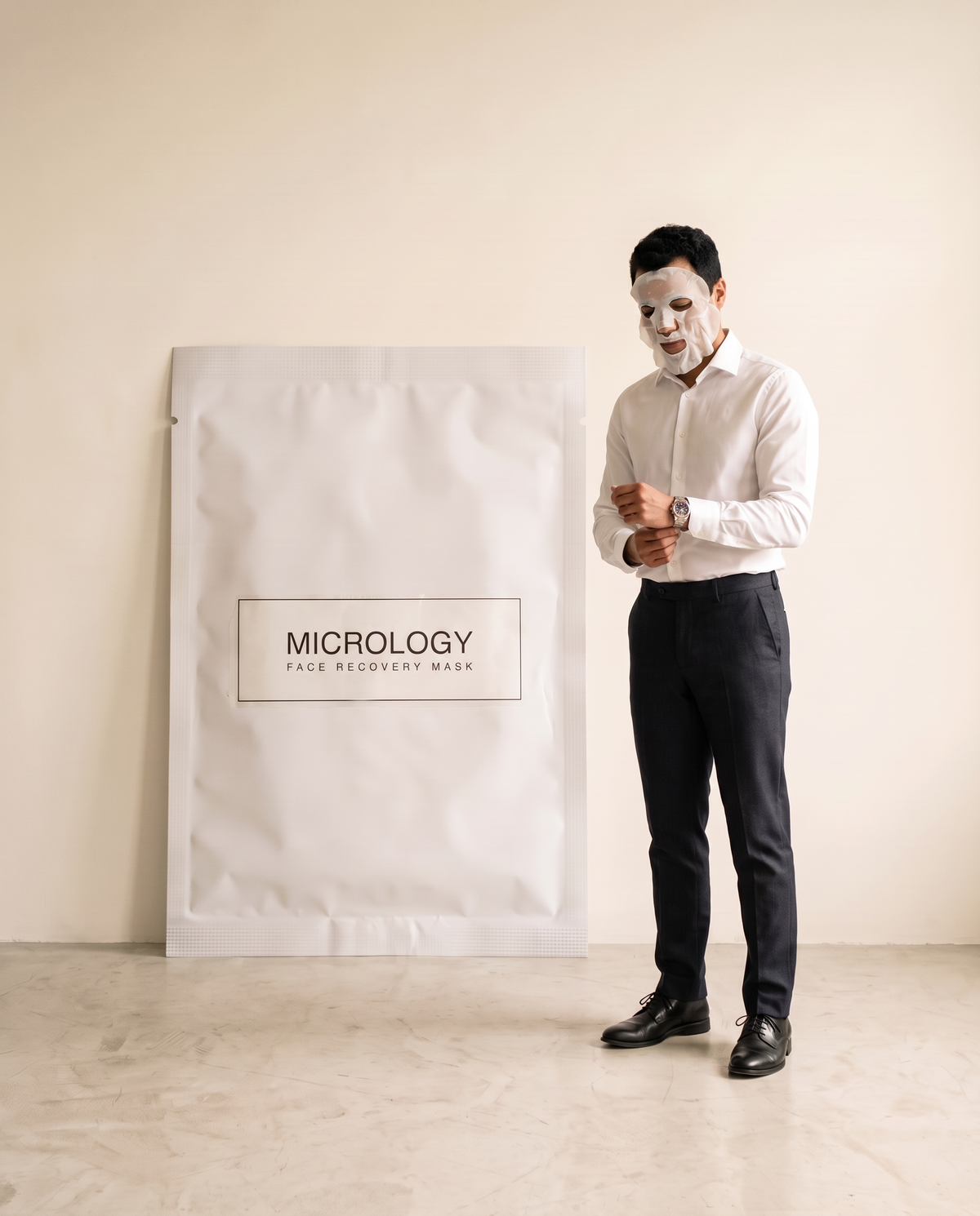Mann mit Tuchmaske macht sich vor dem Ausgehen bereit, neben einem grossen Micrology Sachet