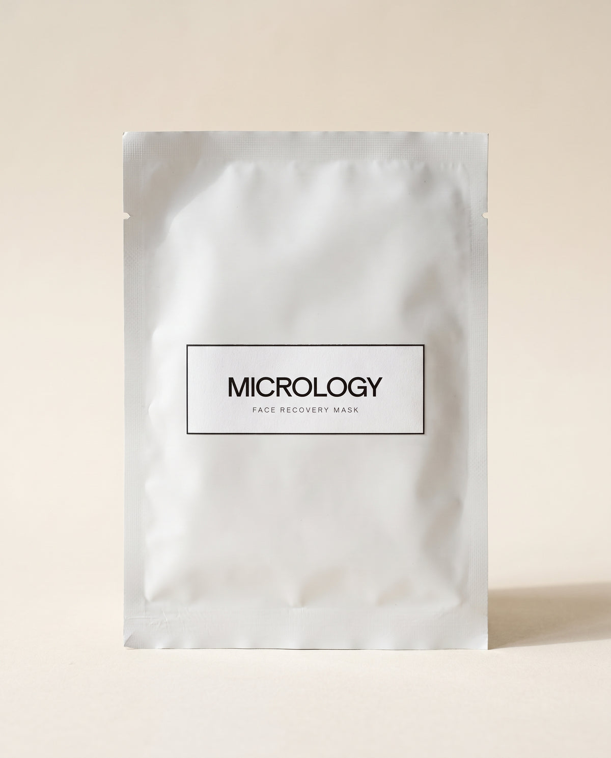 Micrology Face Recovery Mask Sachet auf hellem Hintergrund